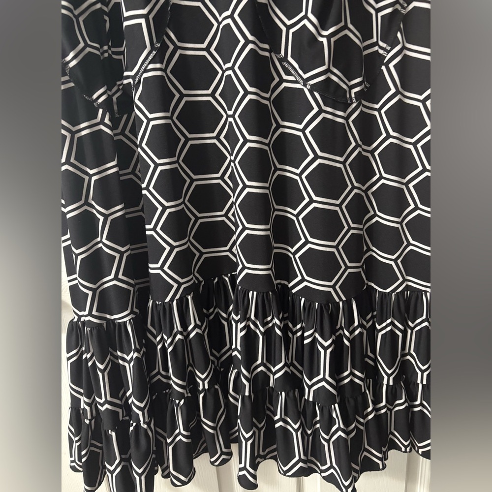 Beautiful honeycomb dress - Picture 3 of 7